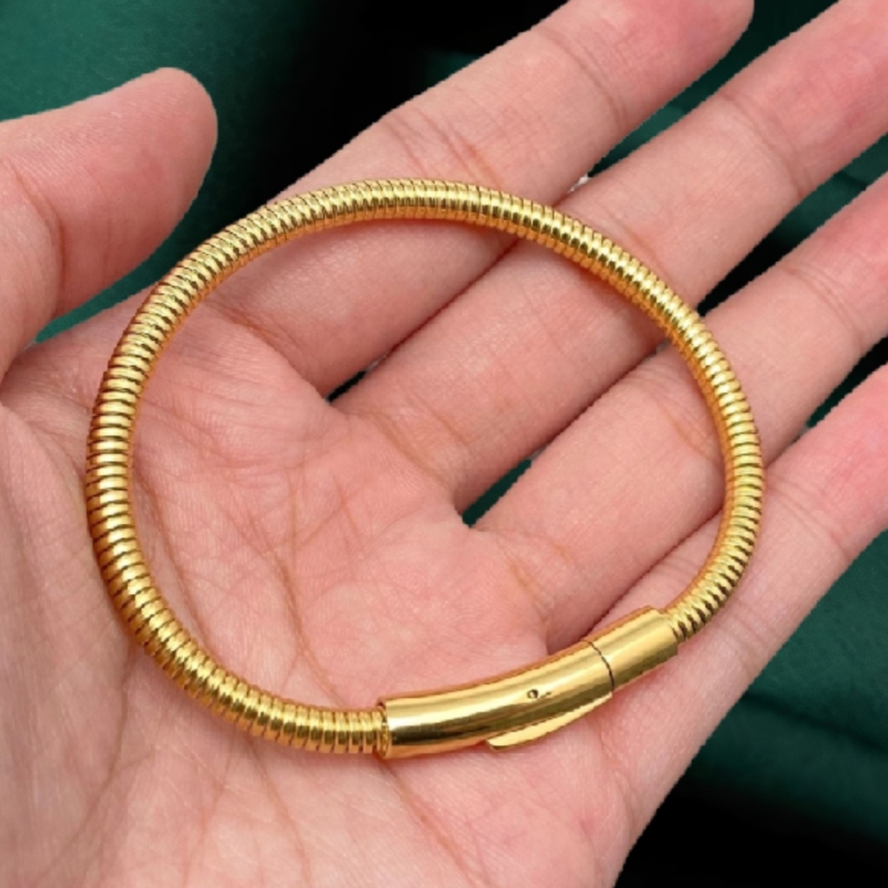 #526 🛑22  Elegant 18k Gold Plated Steel Stretchable Spring Bangle